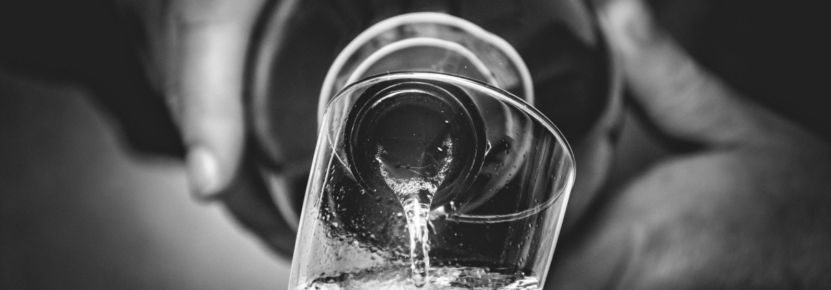 champagne-fêtes- photo-en-noir-et-blanc