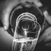 champagne-fêtes- photo-en-noir-et-blanc