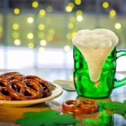 apéritif de la Saint Patrick avec snacks et chope de bierre