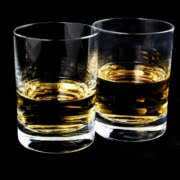 Deux verres de whisky sur fond noir
