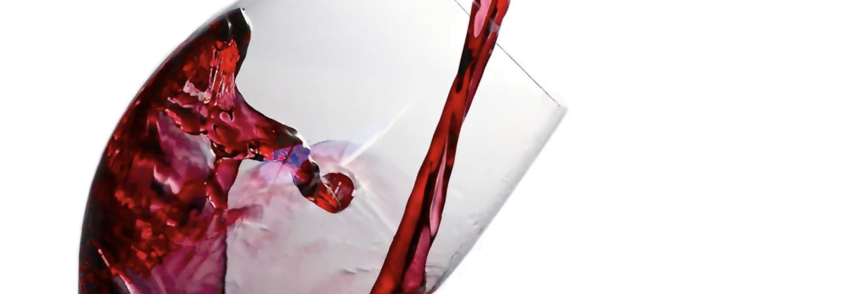 Verre à vin en train d'être rempli de vin rouge