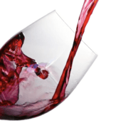 Verre à vin en train d'être rempli de vin rouge
