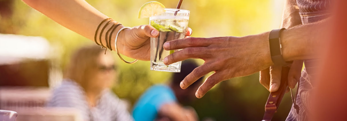 Deux femmes partageant un cocktail lors d'un barbecue