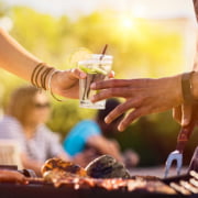 Deux femmes partageant un cocktail lors d'un barbecue