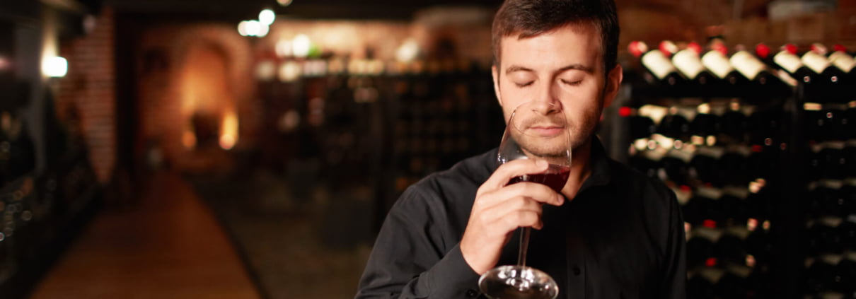 Homme avec cave à vin