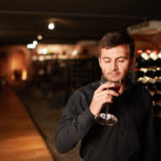 Homme avec cave à vin