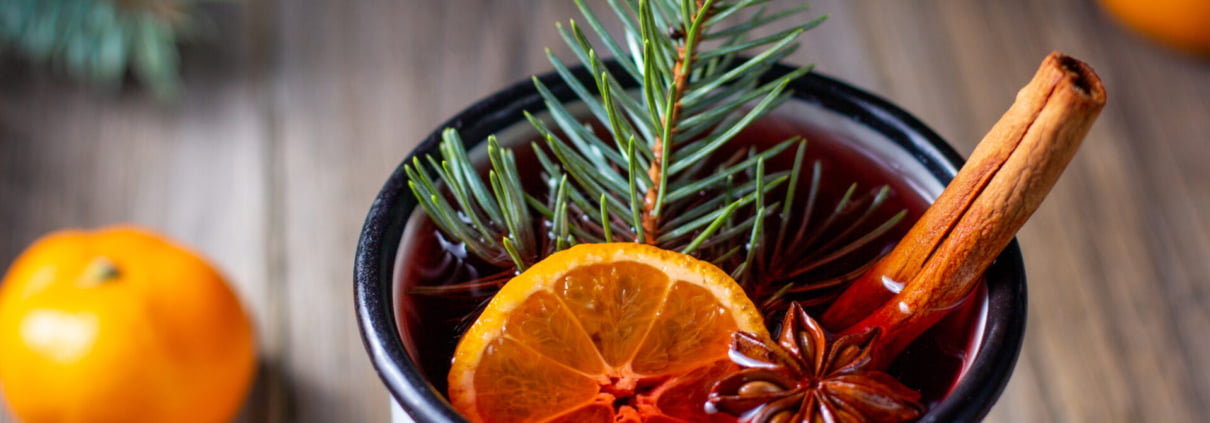 Grog hivernal avec orange, cannelle, romarin et badiane