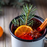 Grog hivernal avec orange, cannelle, romarin et badiane