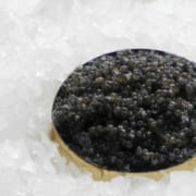 Caviar noir dans un bol sur lit de glace