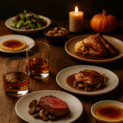 dîner automnal avec verres de whisky et plats gastronomiques