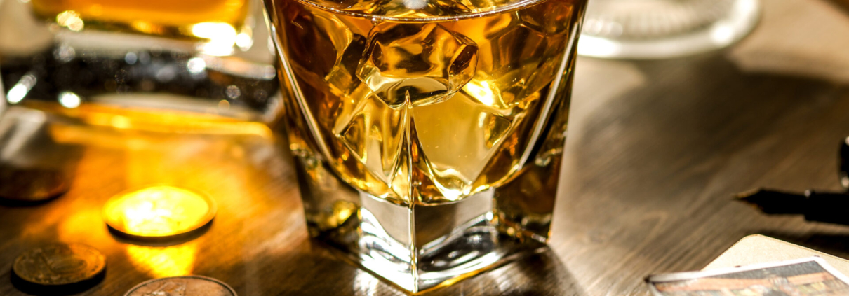 Bouteille de whisky ouverte conservée chez un caviste