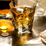 Bouteille de whisky ouverte conservée chez un caviste