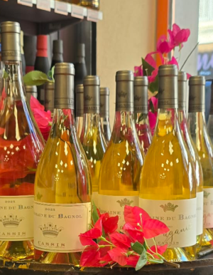 Bouteilles du Domaine du Bagnol Cassis blanc, Caganis blanc, Marquis de Fesques blanc et Cassis rosé disponibles en magasin