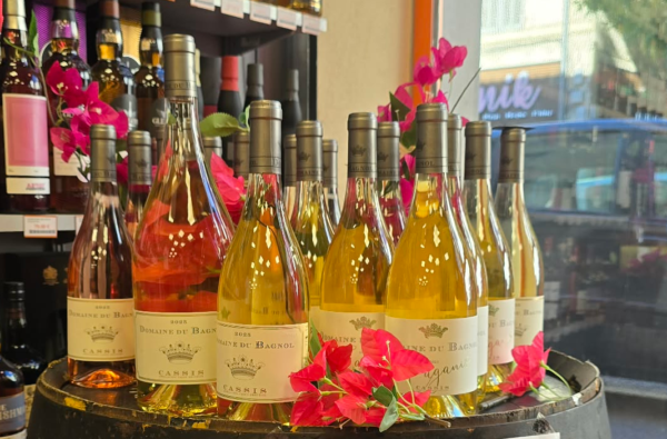 Bouteilles du Domaine du Bagnol Cassis blanc, Caganis blanc, Marquis de Fesques blanc et Cassis rosé disponibles en magasin