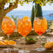 Spritz classique avec Aperitivo Originale et Prosecco sur une table en Provence face à la Méditerranée