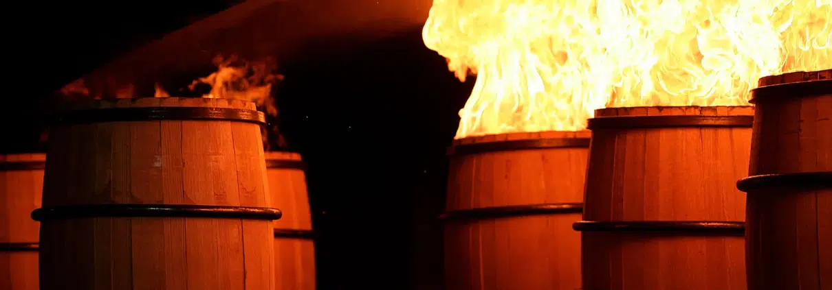 Fûts de chêne neufs brûlés pour le vieillissement du bourbon et du whisky américain